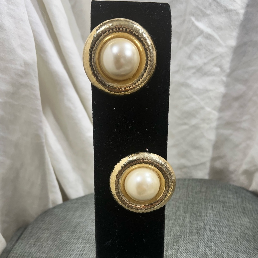 Faux Pearls set In This 2 inch Gold Plated setting. Sterling Silver ☑️